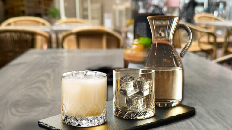 Pastis bij Take Five op het terras