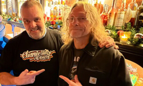 Andrew en Jack bij muziekcafé Take Five